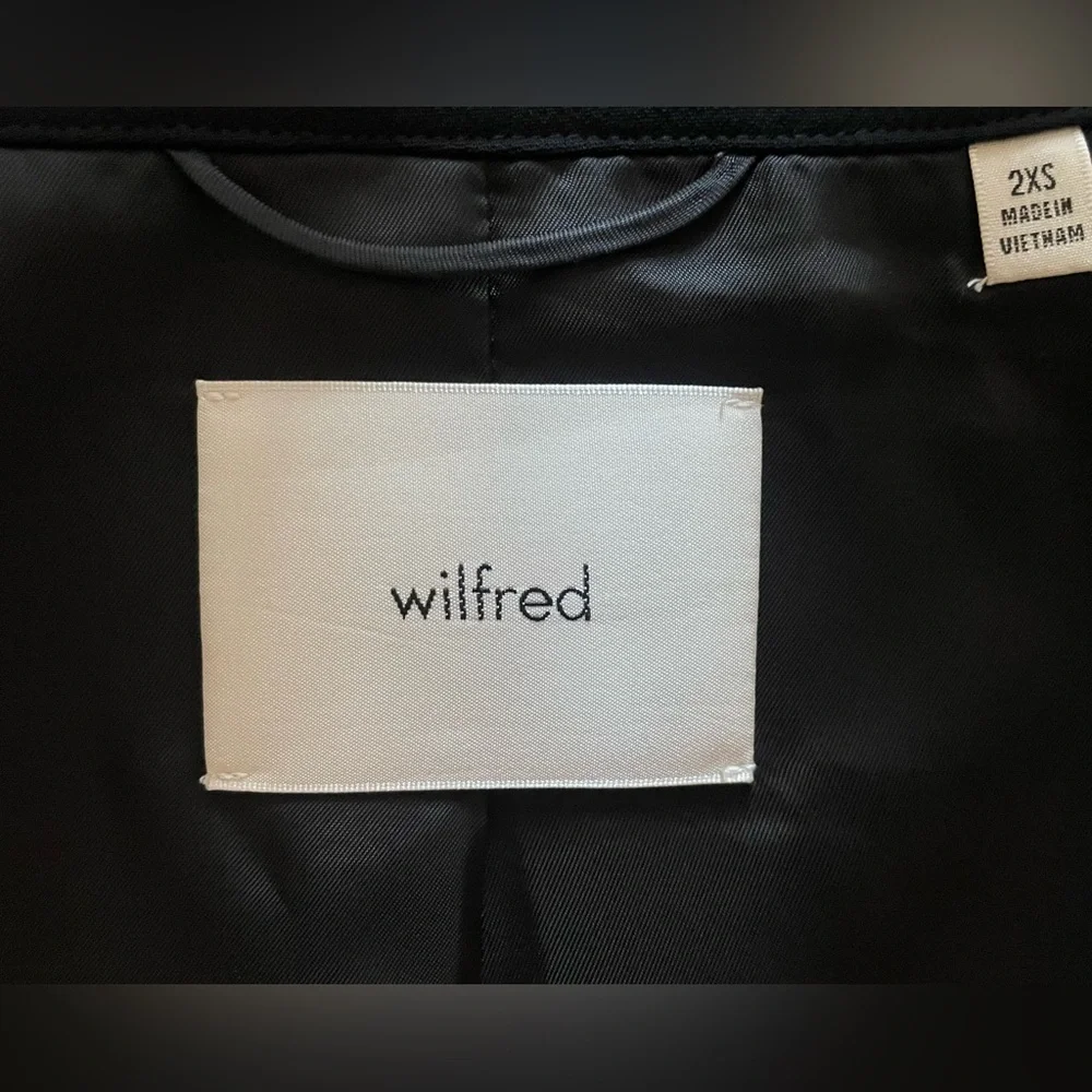 Aritizia Wilfred Little Cropped Jacket in Black Crepe - Picture 4 of 9